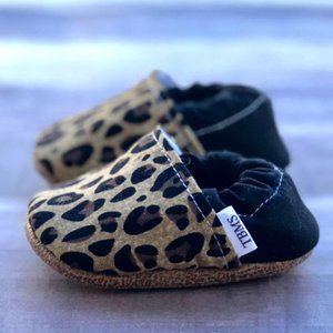 TRENDY BABY MOCC SHOP || Tan Leopard Print Infant Moccasins | 3 - 6 mo | Organic